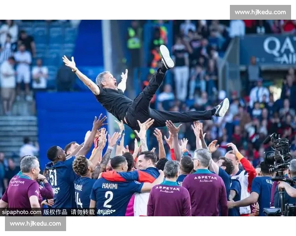 巴黎主帅恩里克锁喉对手未被禁赛 国际足联争议判罚引足坛震动 巴黎主帅恩里克锁喉对手未被禁赛 国际足联争议判罚引足坛震动